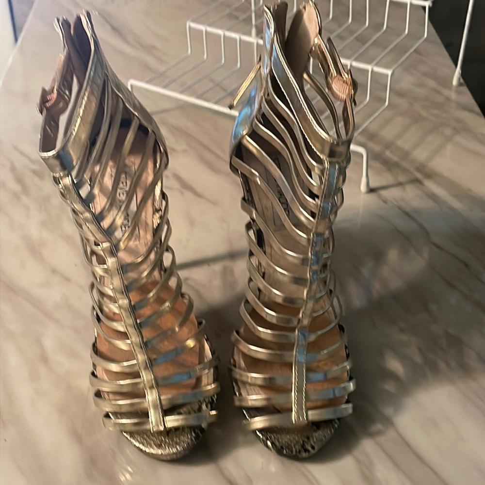 Used woman’s size 7 Gold Steve Madden high heels 👠
